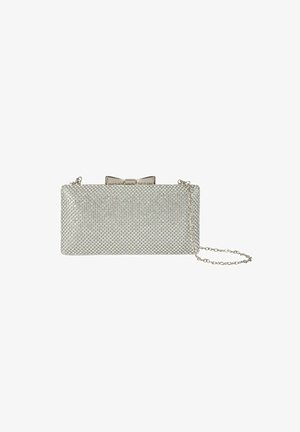 Pochette da sera rettangolare argentata con superficie texturizzata, chiusura a fiocco metallico e sottile tracolla a catena su sfondo bianco.