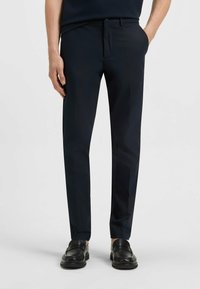 Navyfarbene, taillierte Hose mit slim fit aus glattem Stoff, ausgestattet mit Seitentaschen und einer Vorderfalte für einen eleganten Look.