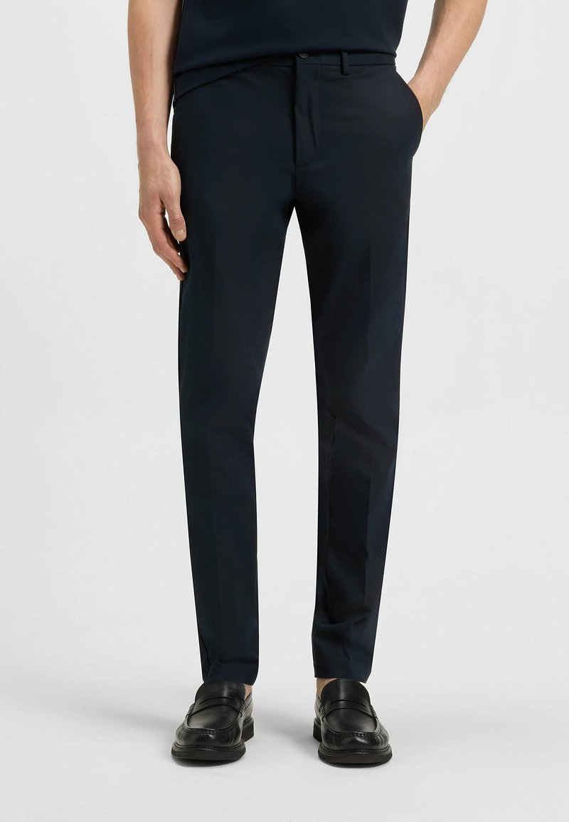 Navyfarbene, taillierte Hose mit slim fit aus glattem Stoff, ausgestattet mit Seitentaschen und einer Vorderfalte für einen eleganten Look.