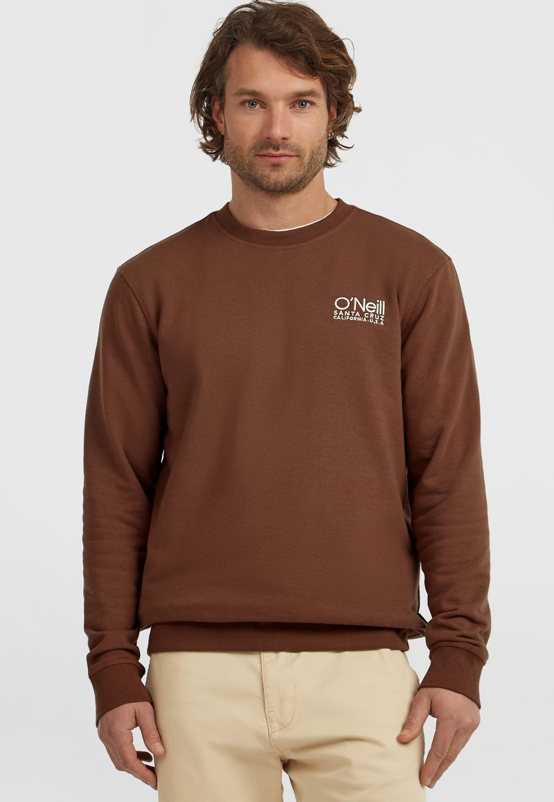 Bruine sweatshirt met een ronde halslijn, geribbelde manchetten en zoom. Bevat een wit logo op de linkerkant van de borst. Soepele textuur, casual pasvorm.