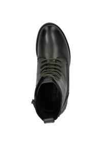 Botín de cuero negro hasta el tobillo con cordones verdes y cremallera lateral. Presenta una punta redondeada y suela texturizada para mayor agarre. Diseño sencillo con acentos mínimos.