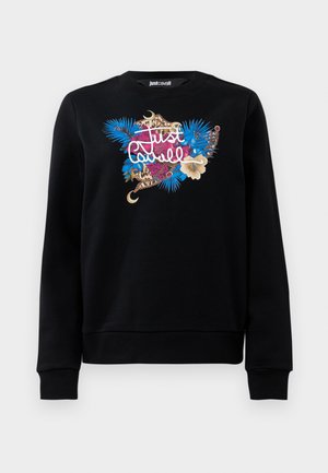 Črna kapa s kapuco z barvnim cvetličnim, leopardjim vzorcem in zlatim verižnim dizajnom, na prsih pa napis "Just Cavalli".