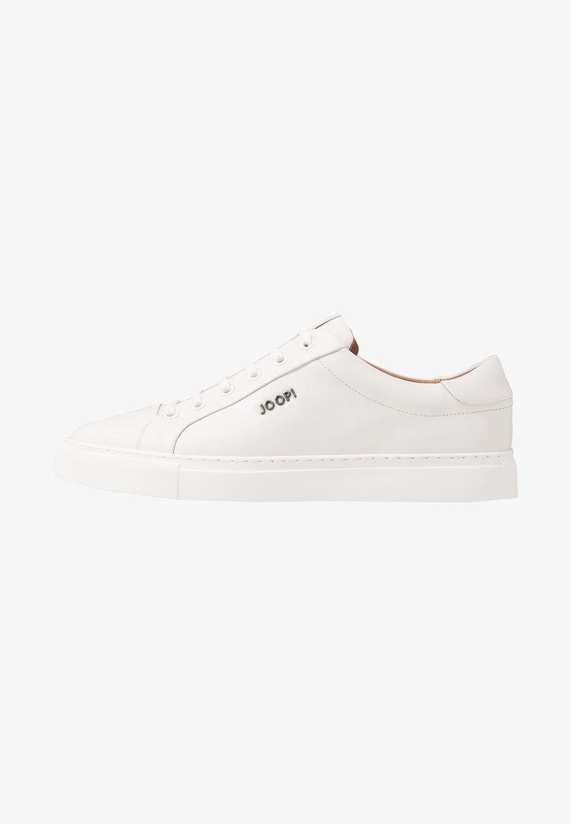 Białe skórzane sneakersy z płaską podeszwą, zaokrąglonym noskiem, wypukłym przeszyciem i metalowymi oczkami. Posiadają logo "JOOP!" po boku.