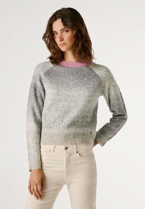 Grijze wollen trui met roze kraag, raglanmouwen en geribde boord. Zachte textuur met een gradient kleurpatroon, gecombineerd met off-white broeken.
