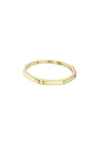 Pulsera de brazalete dorado con forma octagonal, textura suave y pequeño acento de piedra rosa. Presenta un diseño minimalista.
