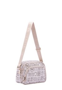 Borsa a tracolla rettangolare in tessuto grigio chiaro con loghi impresso. Dotata di una tracolla beige e hardware dorato, chiusura con zip e forma strutturata.