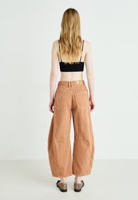 Free People GOOD LUCK MID RISE BARREL - Traperice opuštenog kroja - ginger root