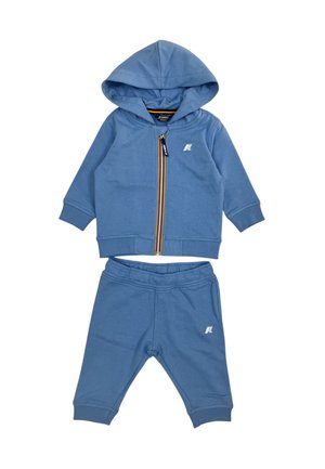 Completo due pezzi per bambino in blu con giacca con cappuccio e zip a righe e pantaloni coordinati a vita elastica, entrambi con piccolo logo bianco.