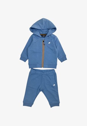 Conjunto azul para bebé de dos piezas con chaqueta con capucha y cremallera a rayas, y pantalones a juego con cintura elástica, ambos con pequeño logo blanco.