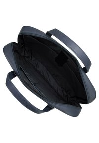 Bolso de mano de cuero azul con un exterior texturizado, dos asas resistentes y una parte superior con cremallera. El interior cuenta con un forro negro y un bolsillo organizador.