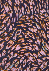 Padrão de tecido com manchas abstractas de rosa, laranja e azul sobre um fundo azul escuro. A textura parece suave e ligeiramente elástica.