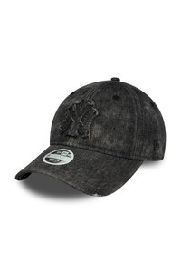 Sort denim baseball cap med distressed NY-logo, buet skygge og tekstureret finish; har et størrelses klistermærke på forsiden.