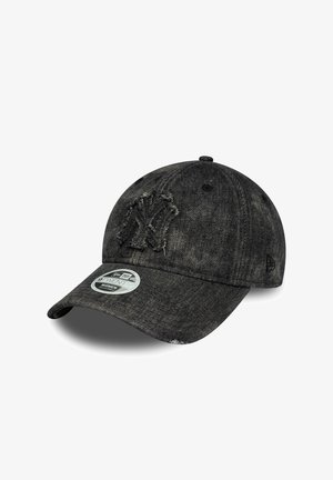 Boné de basebol em denim preto com logótipo NY desgastado, aba curva e acabamento texturizado; apresenta um autocolante de tamanho na parte da frente.