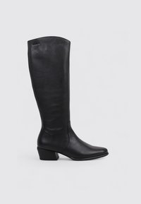 Bottine en cuir noir, hauteur genou, avec un bout carré, un petit talon carré, une texture lisse et un design épuré et minimaliste.