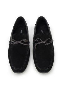 Zwarte suède loafers met een gladde textuur, voorzien van een leren strikaccent, contrasterende stiksels en een ronde tekening.