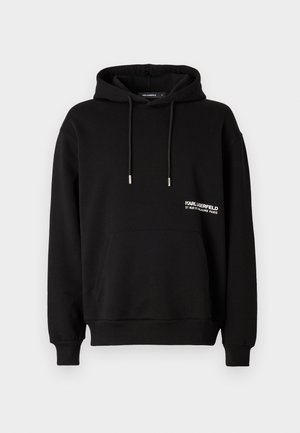 Schwarzer Hoodie aus Baumwollmischung, mit einer Fronttasche, Kapuze mit Kordelzug und weißem gesticktem Logo auf der Brust. Gerippte Bündchen und Saum.