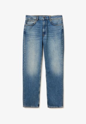 Niebieskie dżinsy o prostych nogawkach z wyblakłymi miejscami, zapięciem na guziki i zamek z przodu, szlufkami na pasek i pięcioma kieszeniami, pokazane na płasko na białym tle.