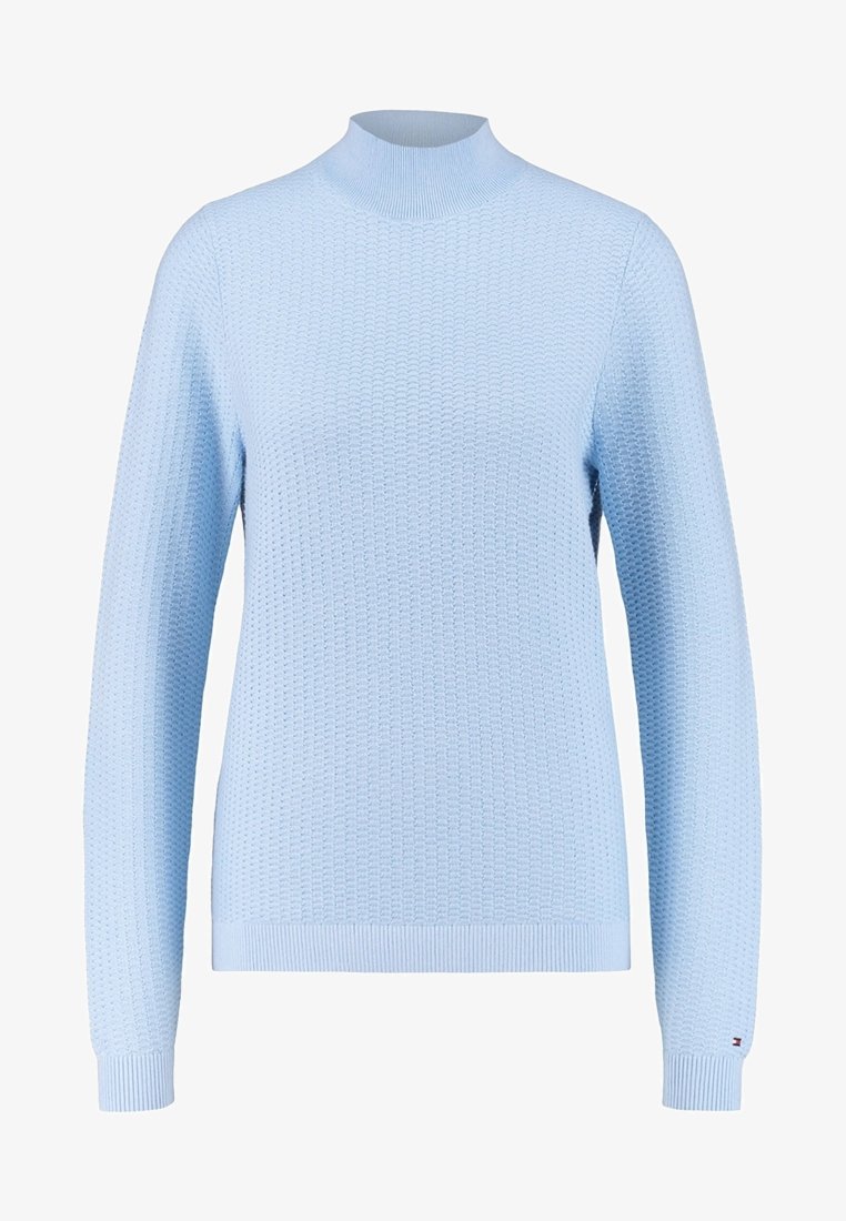 Pull tricoté bleu clair à manches longues avec un motif texturé et un col montant, présenté sur fond blanc.