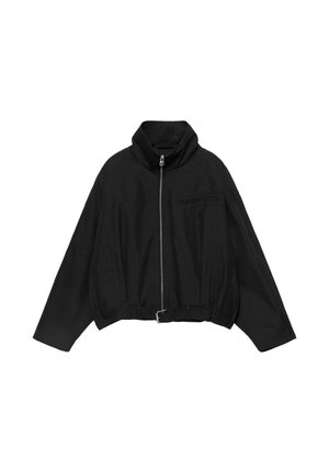 Veste noire à manches longues avec col montant, fermeture éclair à l'avant, deux poches latérales, poche poitrine, et ceinture ajustable à la taille.