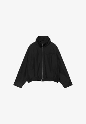 Schwarze langärmelige Jacke mit hohem Kragen, Frontreißverschluss, zwei seitlichen Taschen, Brusttasche und verstellbarem Gürtel an der Taille.