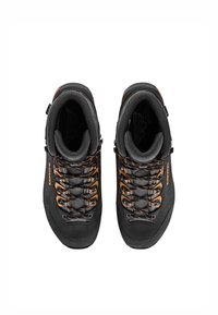 Scarpe da trekking nere con lacci arancioni, caratterizzate da un design alto, pelle texturizzata e occhielli robusti per un miglior supporto alla caviglia.