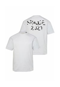 Camiseta blanca de algodón con mangas cortas y escote redondo. En la parte posterior, se imprime texto negro estilo pincel que dice "STHUGE 2021".