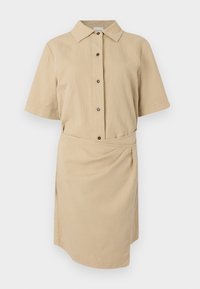 Robe-chemise beige à manches courtes avec des boutons sur le devant, un col et un détail de jupe drapée.