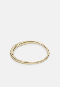 Bracciale in metallo dorato con un design rotondo e liscio, caratterizzato da una leggera torsione e un'apertura per facilitarne l'indossamento.
