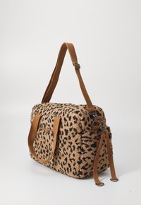 Saco de mão em padrão de oncinha, feito de um tecido texturizado, com alças castanhas e uma alça ajustável. Apresenta um bolso com fecho na frente.