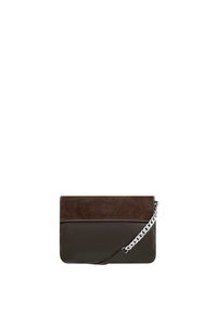 Clutch de cuero y ante marrón con una cadena, que presenta una textura suave, forma rectangular y un detalle de costura diagonal.