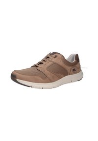 Scarpe sportive marroni in materiali mesh e suede, presentano una punta arrotondata, colletto imbottito e una suola in gomma bianca con accenti grigi.