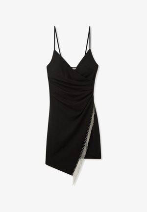 Czarna mini sukienka na cienkich ramiączkach, z drapowaną tkaniną, asymetrycznym dołem i srebrnymi frędzlami po jednej stronie.