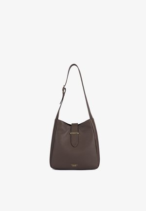 Braune Leder-Eimer-Handtasche mit weicher Textur, einem einzigen Schulterriemen und einem zentralen Magnetverschluss. Mit einem Logo-Accessoire in goldfarbener Ausführung.