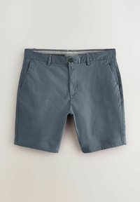Pantalones cortos de algodón azul con un frente plano, dos bolsillos laterales y un cierre de botón único. Textura suave y longitud por encima de la rodilla.