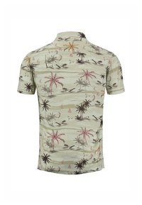 Camisa beige de manga corta con un estampado tropical que presenta palmeras, veleros, pájaros e islas distantes.