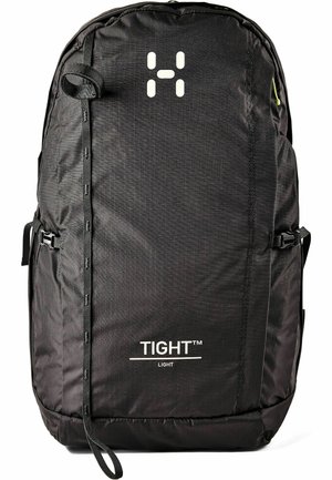 Zwarte rechthoekige rugzak met rits aan de voorkant, zijstraps, reflecterend logo nabij de bovenkant en "TIGHT LIGHT" gedrukt nabij de onderkant.