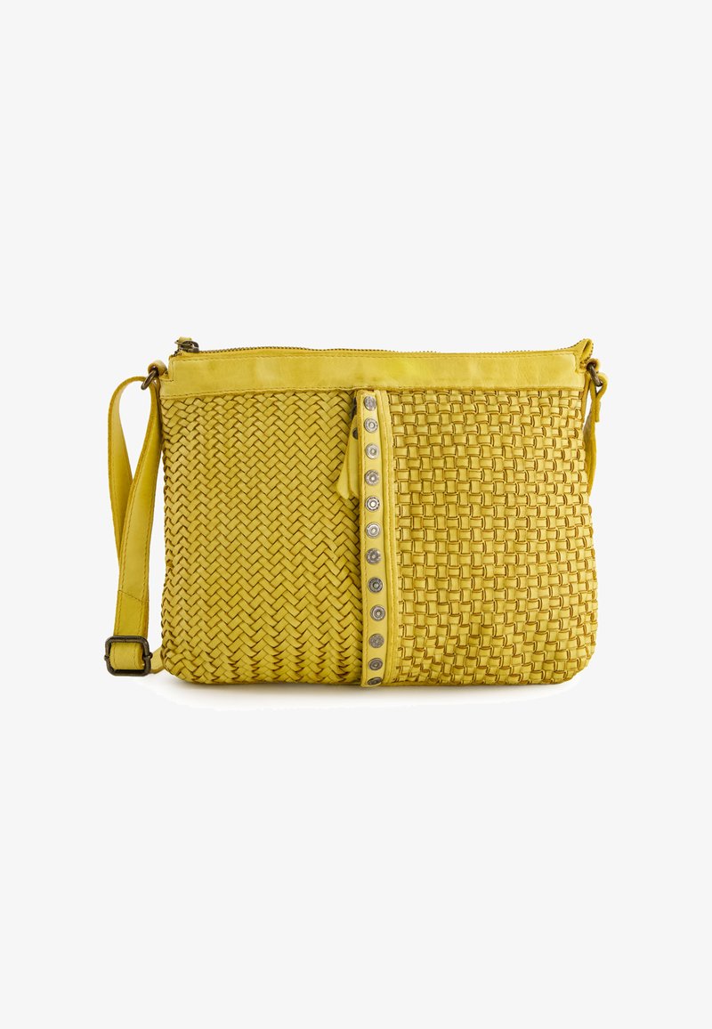 Woven żółta torebka z gładką skórzaną górą, z ozdobnym srebrnym guzikiem z boku i regulowanym paskiem.
