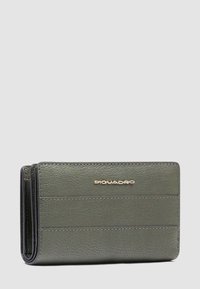 Groene leren portemonnee met een gestructureerde afwerking, heeft drie kaartvakken en een gouden logoaccent. Compacte en rechthoekige vorm.