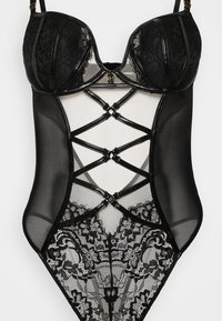 Body nero con coppe in pizzo, dettagli in mesh, spalline incrociate e motivi floreali in pizzo nella parte inferiore. Accenti lucidi sui bordi.