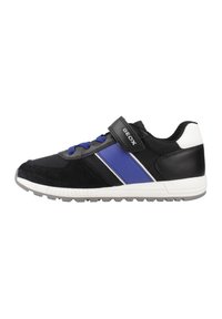 Sneaker nero e blu con una fascetta in velcro, materiali in tessuto e pelle, suola testurizzata e un accento bianco sul tallone.