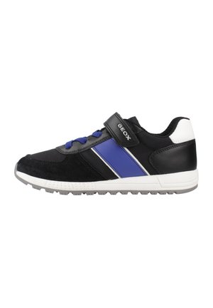 Sneaker nero e blu con una fascetta in velcro, materiali in tessuto e pelle, suola testurizzata e un accento bianco sul tallone.