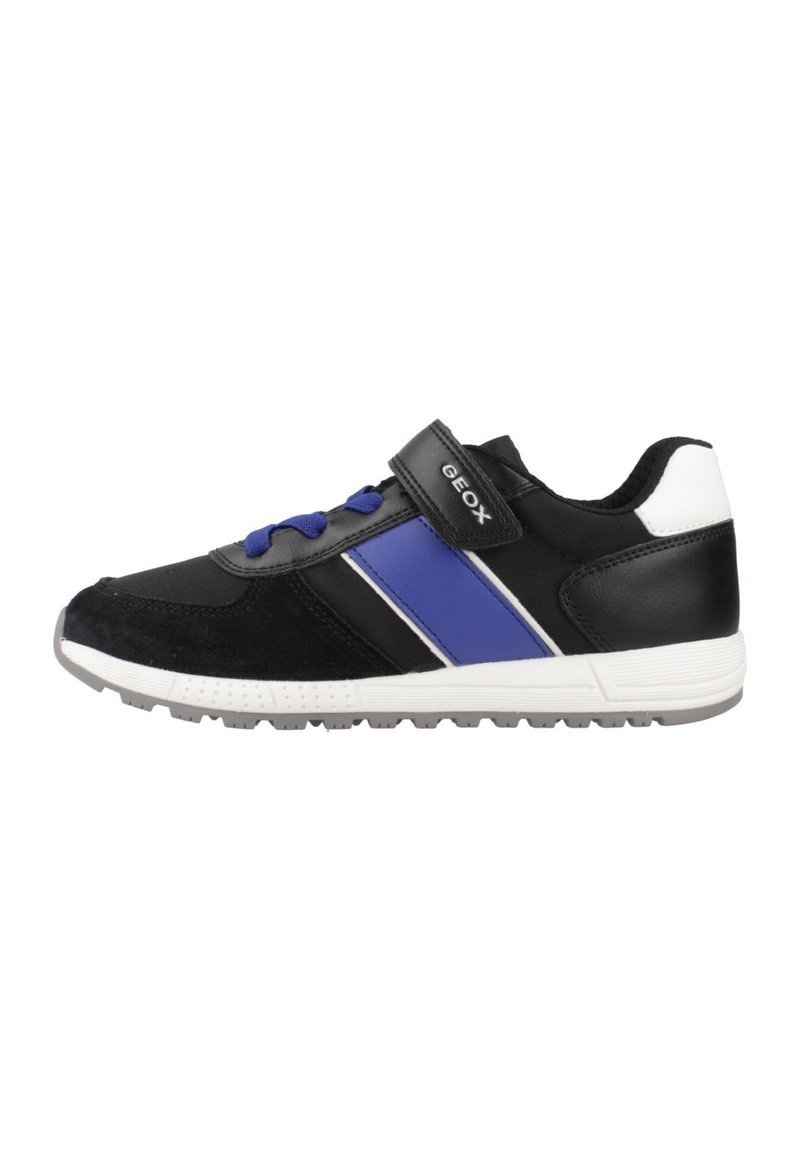 Sneaker nero e blu con una fascetta in velcro, materiali in tessuto e pelle, suola testurizzata e un accento bianco sul tallone.