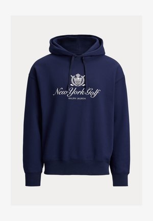 Granatowa bluza polarowa z kapturem, kieszenią kangura, sznurkiem do regulacji kaptura oraz białym haftowanym logo „New York Golf” na piersi.