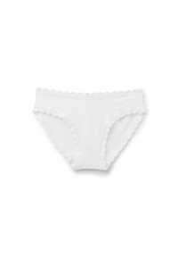 Witte katoenen slipjes met golvende kantafwerking langs de tailleband en beenopeningen, met een gladde textuur en een minimalistisch ontwerp.