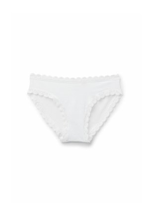 Culotte en coton blanc avec une bordure en dentelle festonnée le long de la taille et des ouvertures de jambe, présentant une texture lisse et un design minimal.