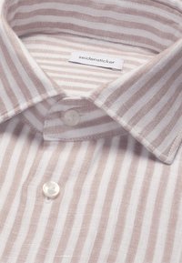 Chemise à col avec des rayures verticales beige et blanches, boutons blancs et étiquette "seidensticker" à l’intérieur du col.