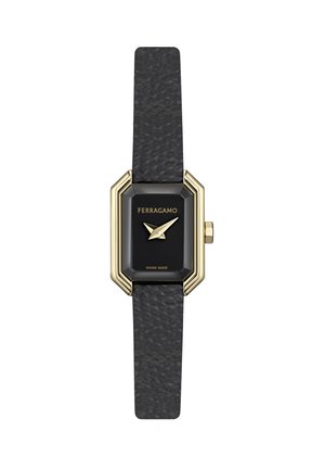 Montre rectangulaire noire avec un carré en or, aiguilles dorées, texte "Ferragamo" et "Swiss Made", et bracelet en cuir noir texturé.