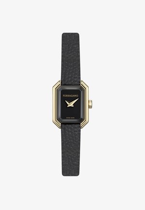 Pravilna črna ura s kakovostnim zlatim okvirjem, zlatimi kazalci ter napisoma "Ferragamo" in "Swiss Made", na teksturiranem črnem usnjenem paščku.
