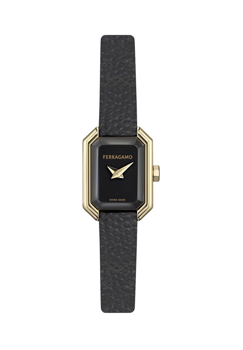 Montre rectangulaire noire avec un carré en or, aiguilles dorées, texte "Ferragamo" et "Swiss Made", et bracelet en cuir noir texturé.