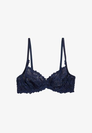 Soutien-gorge en dentelle navy avec armatures, présentant des bretelles réglables, des motifs floraux, des bords festonnés et des détails transparents sur les bonnets.